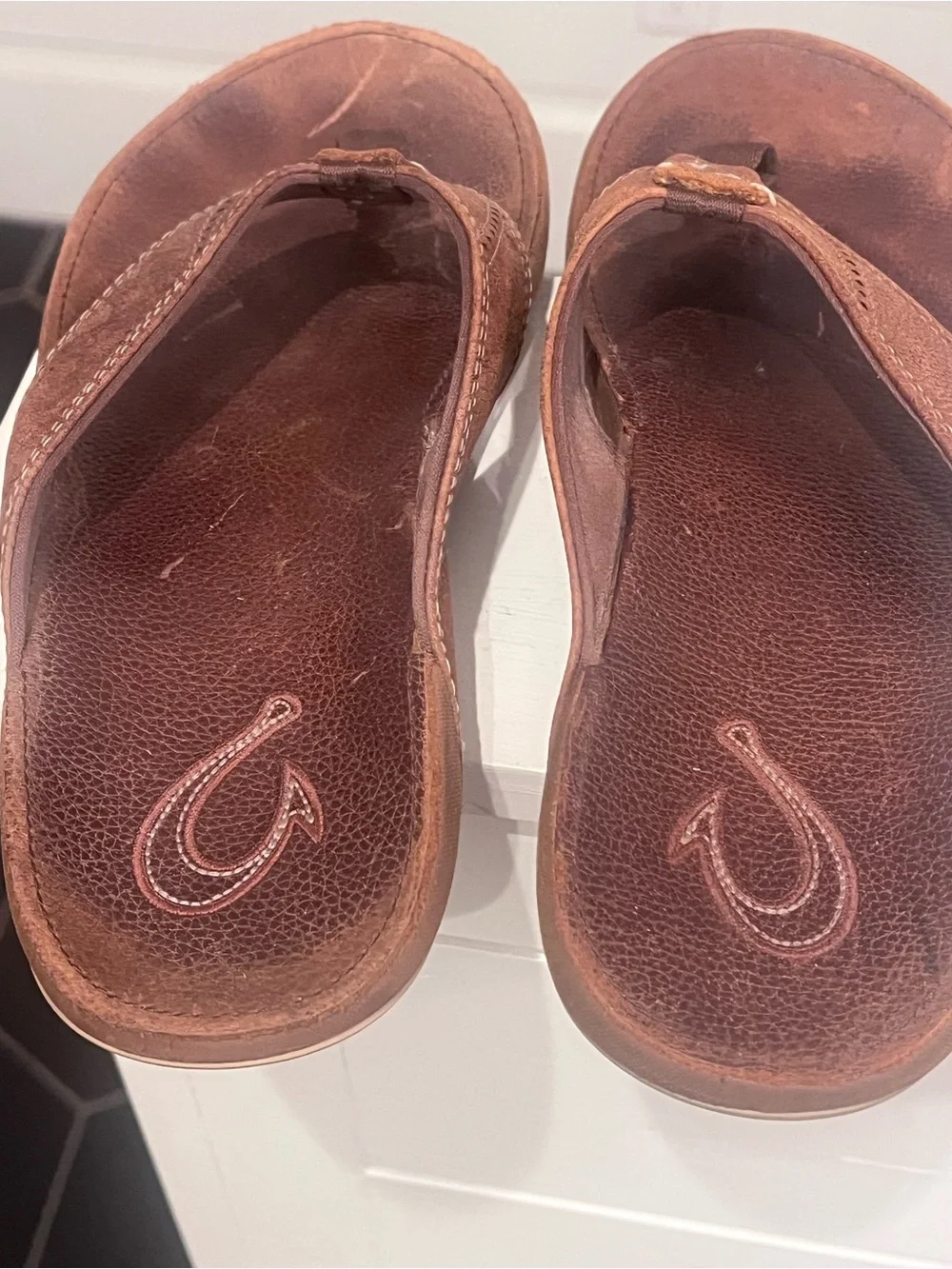 OluKai Men’s Brown Leather Toe-Post Sandals